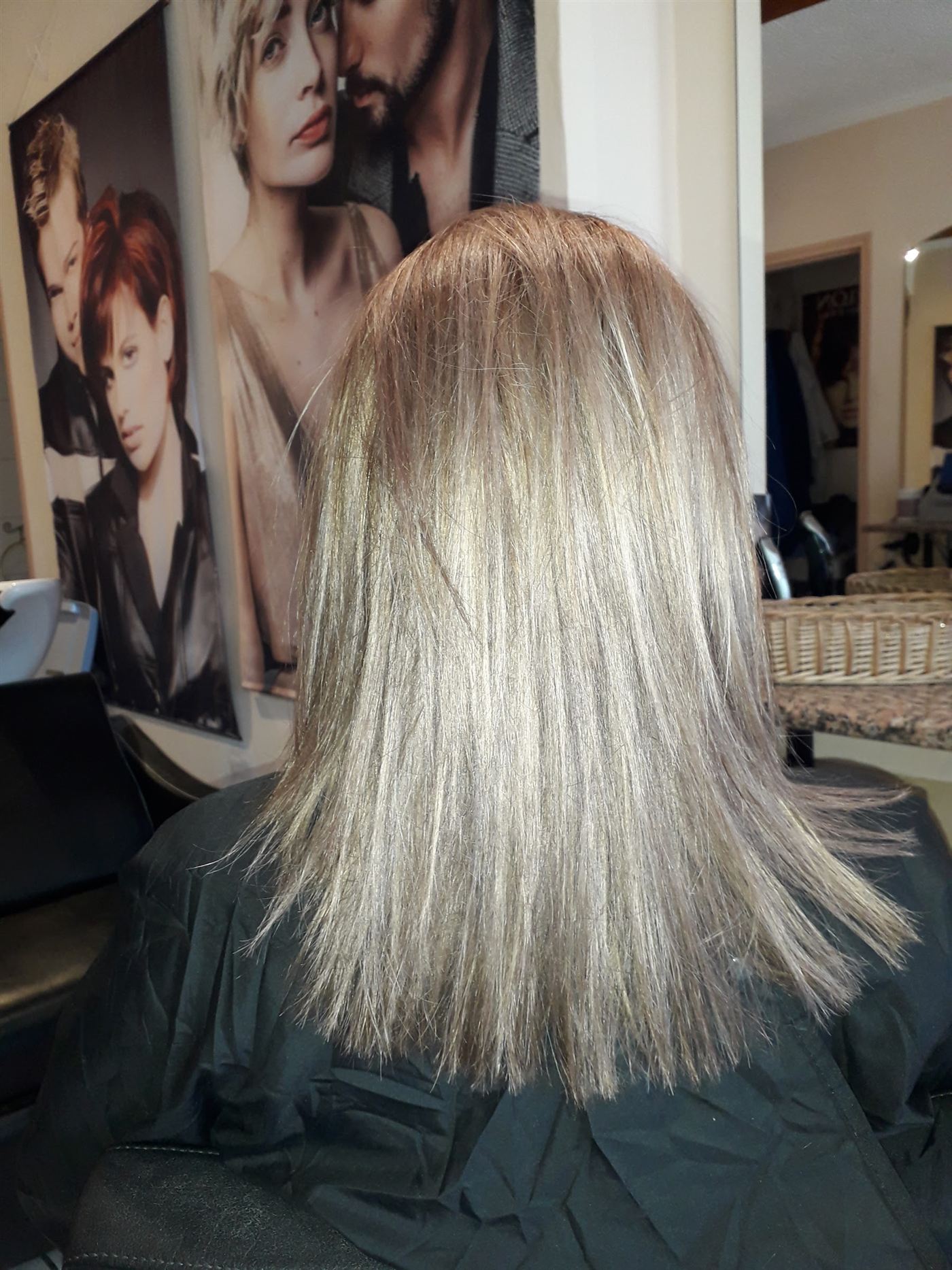 Cheveux blond cendré, coupe mi-longue nette, réalisés au salon