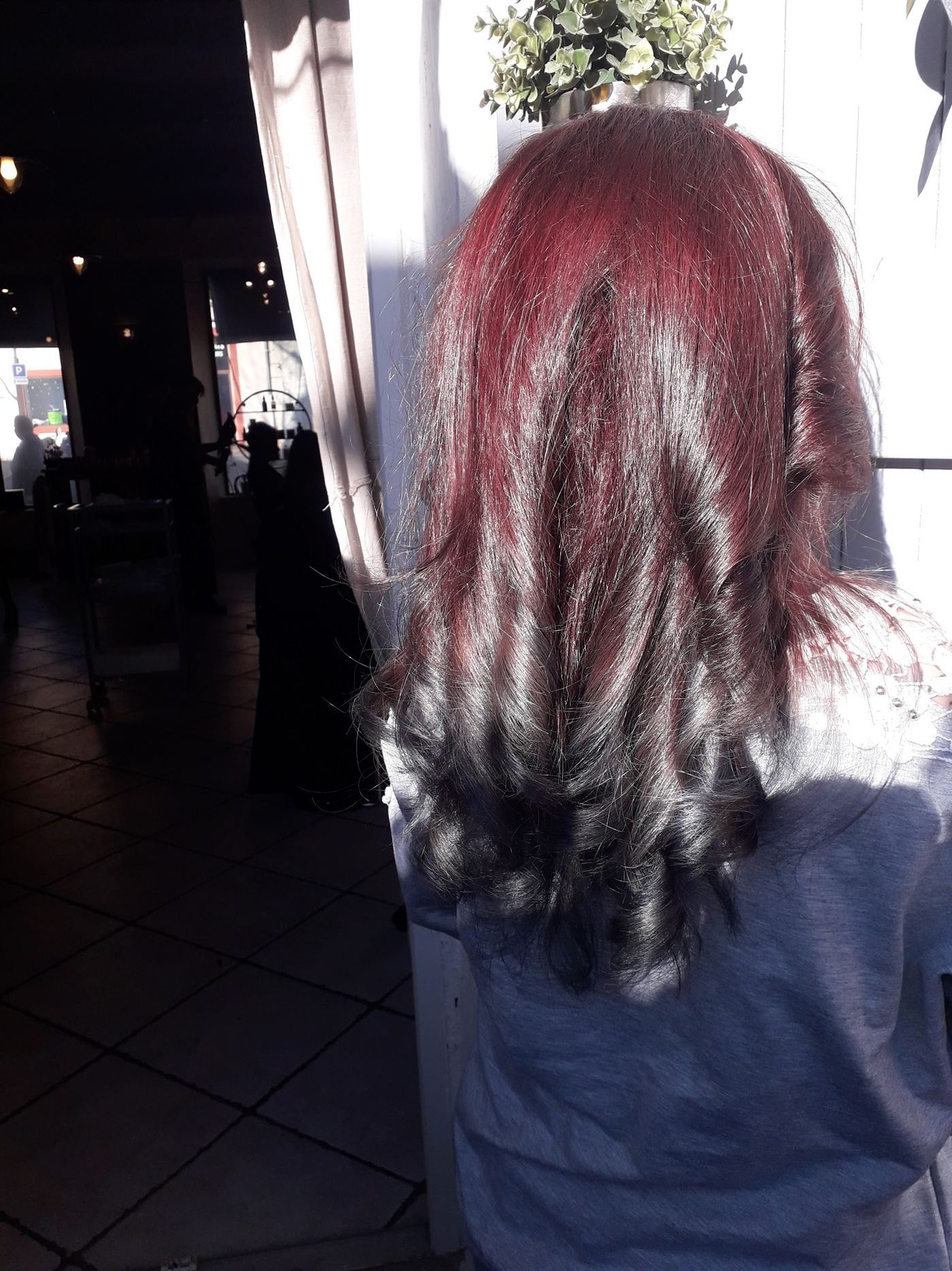 Cheveux rouge profond dégradés vers le noir